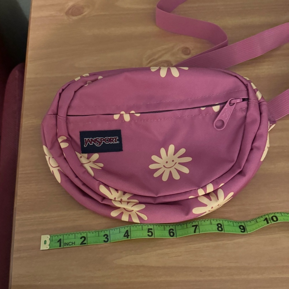 Jansport beltbag-Yellow smiley face Florals
adjustable w/ 2 zippered sections - Picture 2 of 14